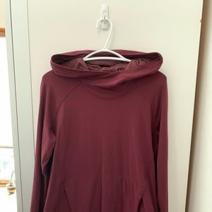 Lululemon pull over in plum, size 6.